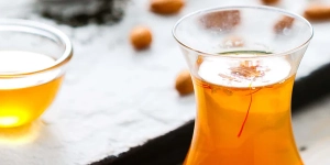 چای زعفرانی؛ همراه خوش‌طعم روزهای پر استرس + فواید و مضرات