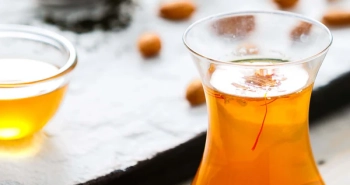 چای زعفرانی؛ همراه خوش‌طعم روزهای پر استرس + فواید و مضرات